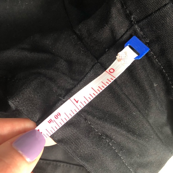 Aritzia TNA Cargo shorts 2 inch - Picture 4 of 4